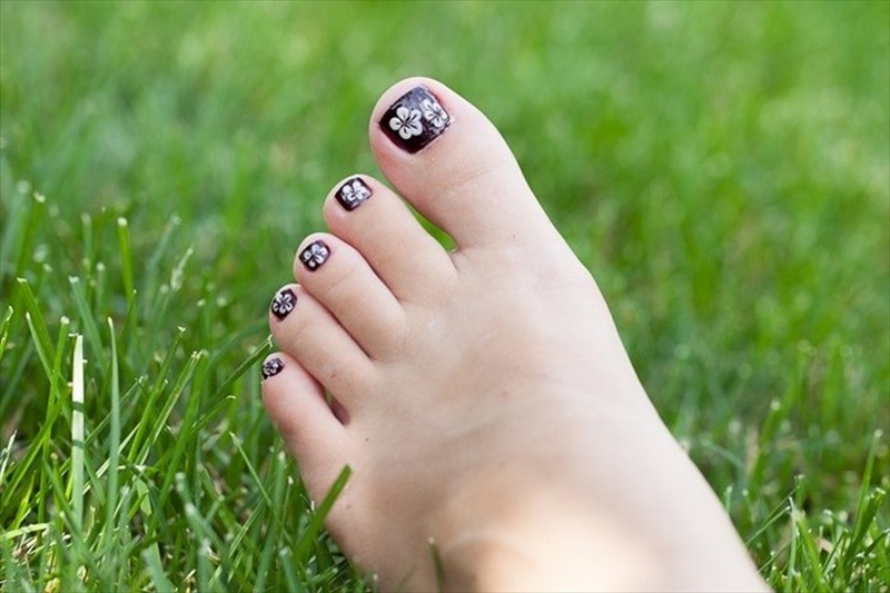 How To Paint Flowers On Toes 1