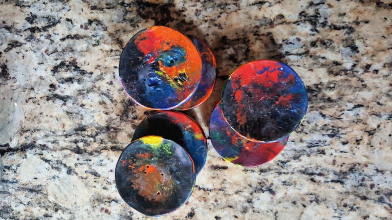 Make Super Easy DIY Rainbow Crayons