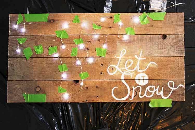 DIY Pallet Holiday Sign – Let it Snow