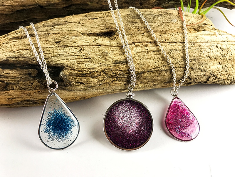 You Can Make This Floating Glitter Necklace Using Resin